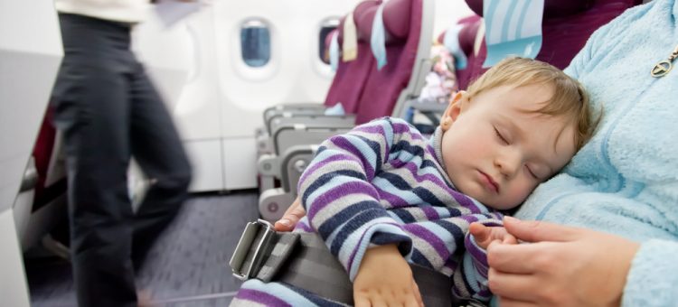 Conseils pour voyager en avion avec son bébé !